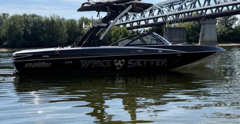 Malibu Wakesetter VLX Corvette
