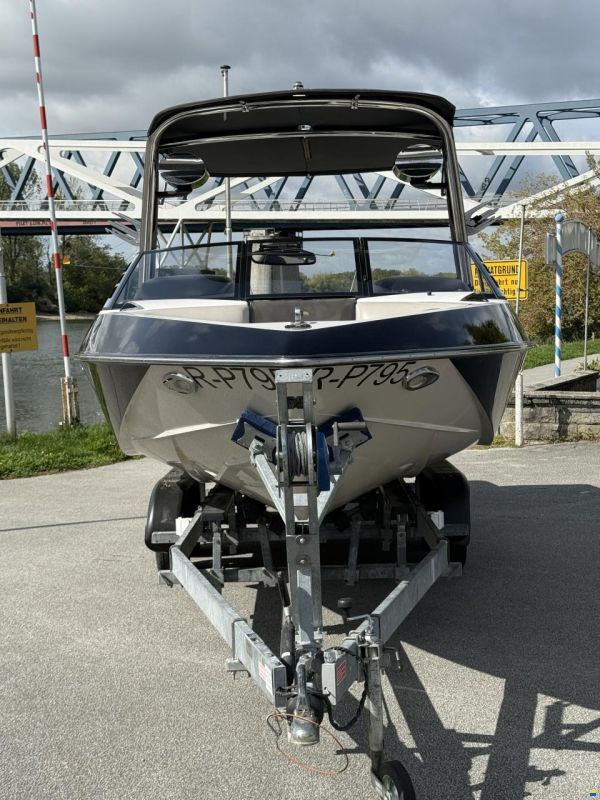Malibu Wakesetter VLX Corvette