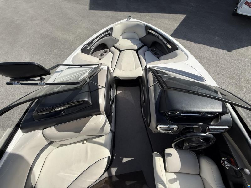 Malibu Wakesetter VLX Corvette