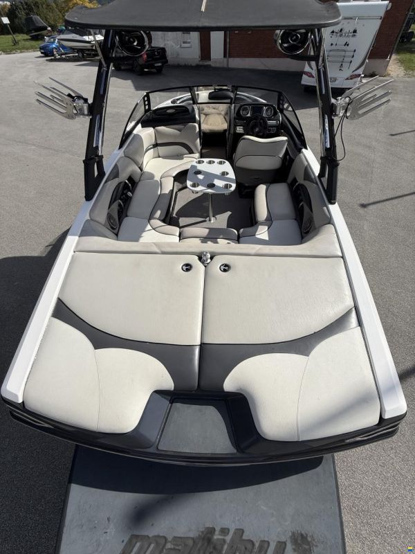 Malibu Wakesetter VLX Corvette