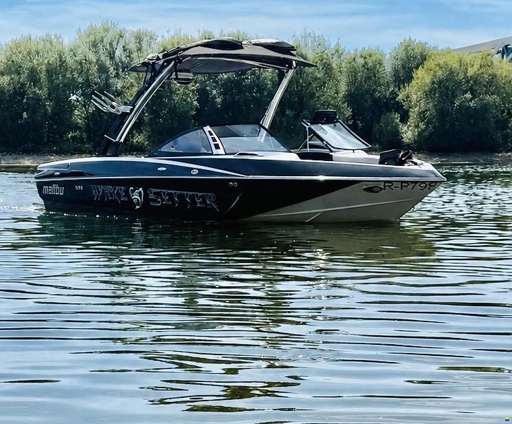 Malibu Wakesetter VLX Corvette