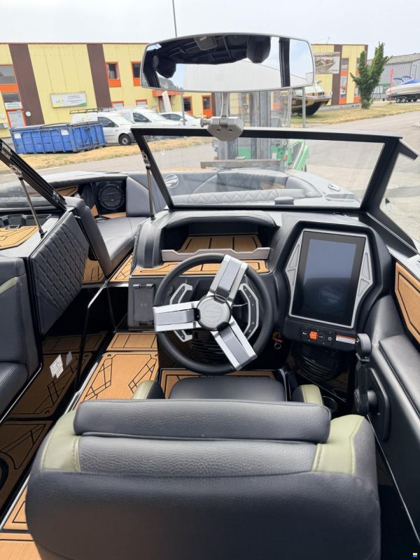 MasterCraft Tigé RZX22