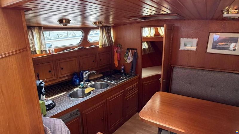 Van der Valk 1300 Fly Bridge