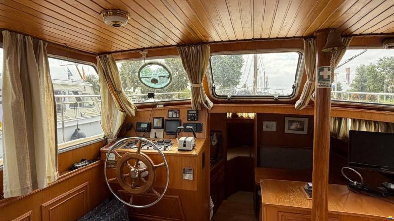 Van der Valk 1300 Fly Bridge