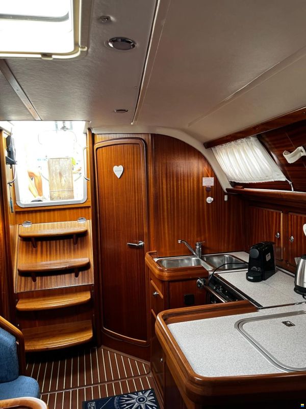 Bavaria 37