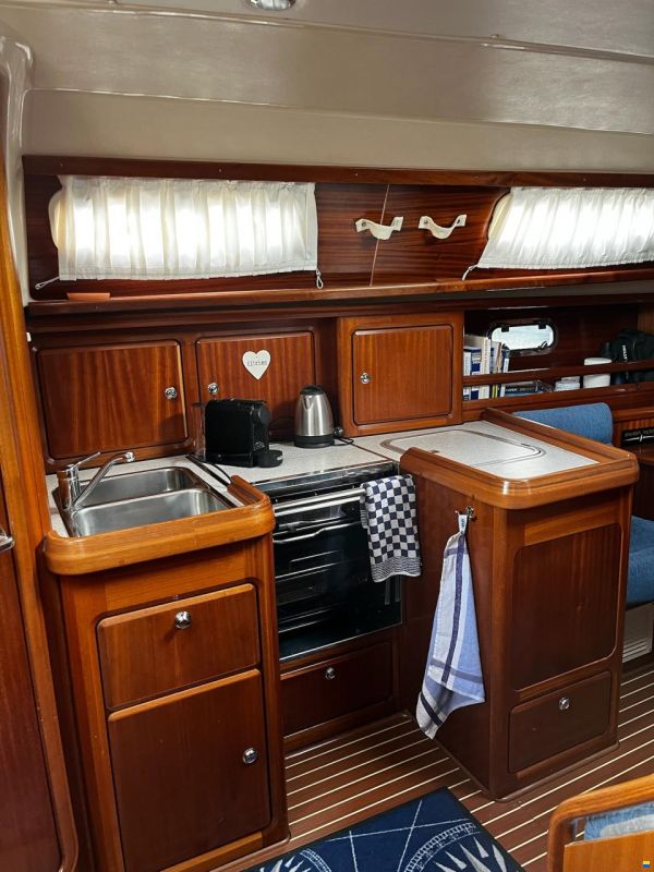 Bavaria 37
