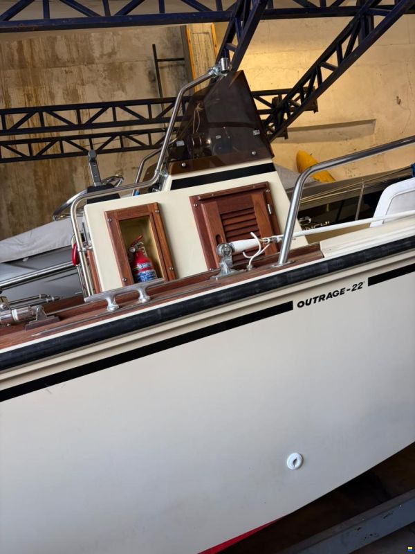 Boston Whaler Outrage 22