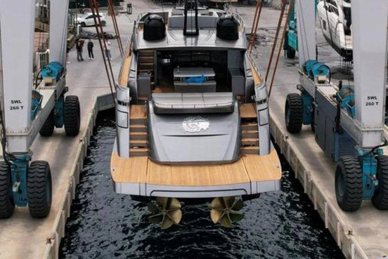 Pershing 92
