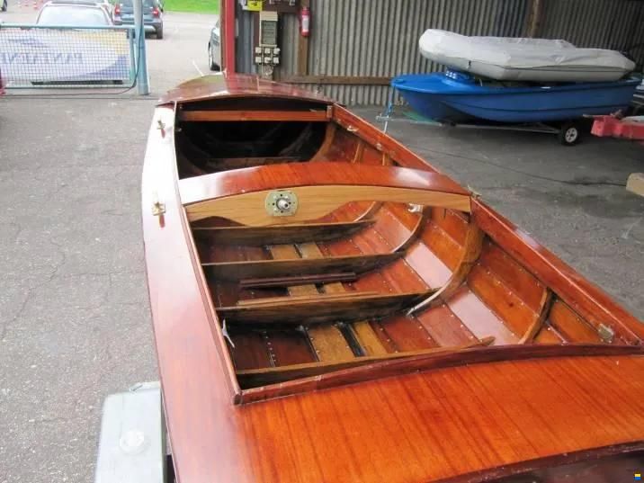 Oldtimer Holzboot mit Elektromotor