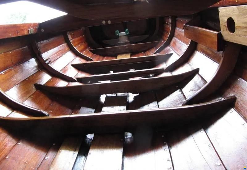 Oldtimer Holzboot mit Elektromotor