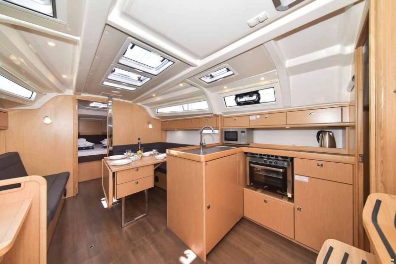 Bavaria CRUISER 37