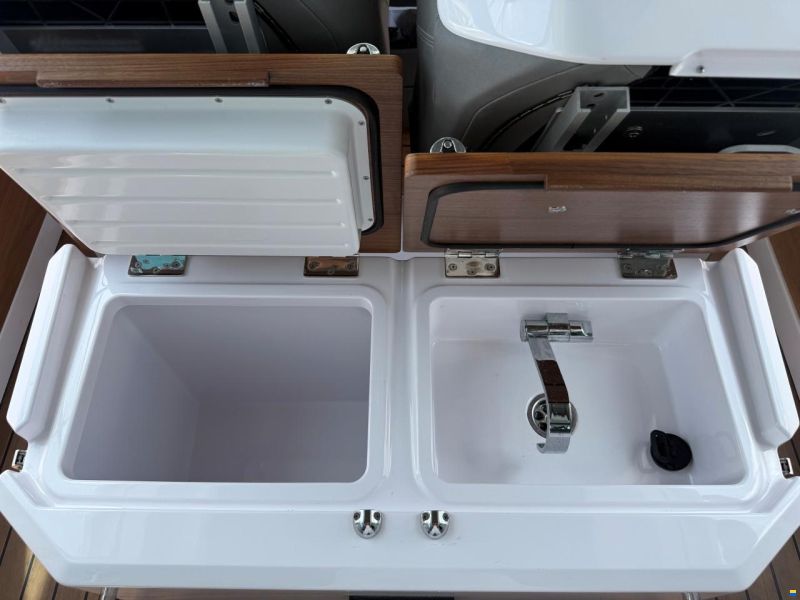 Axopar 28 Cabin