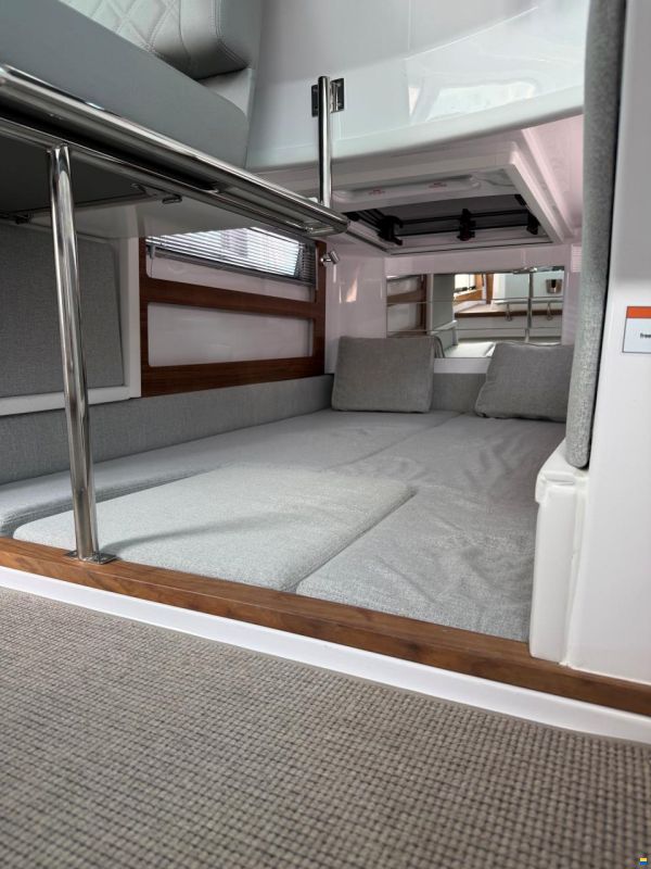 Axopar 28 Cabin