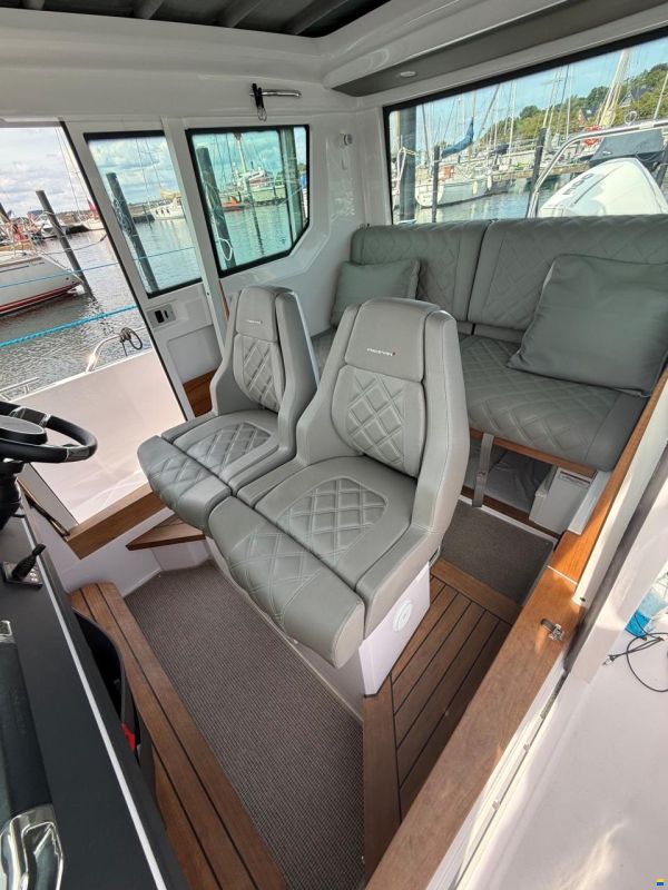 Axopar 28 Cabin