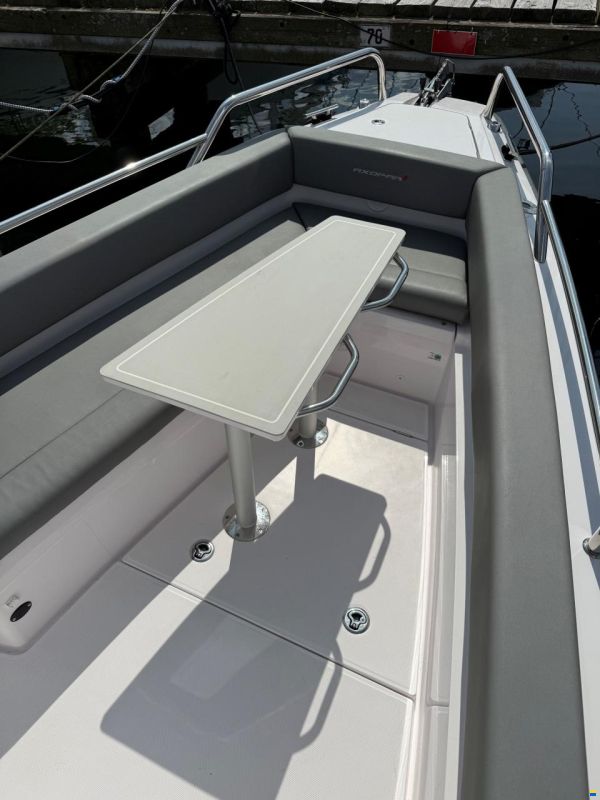 Axopar 28 Cabin