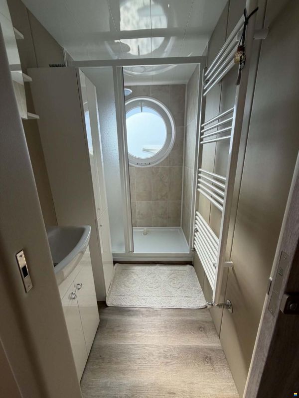Houseboat Model 5000