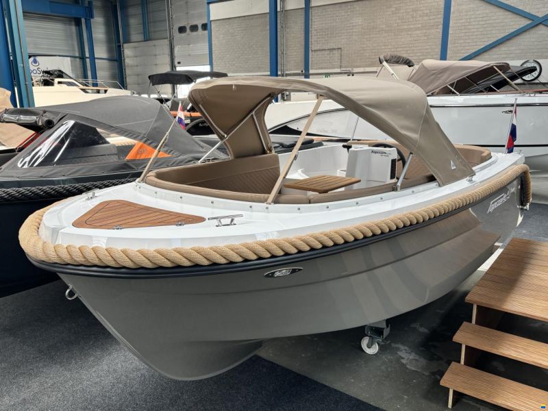 Topcraft 565 Tender