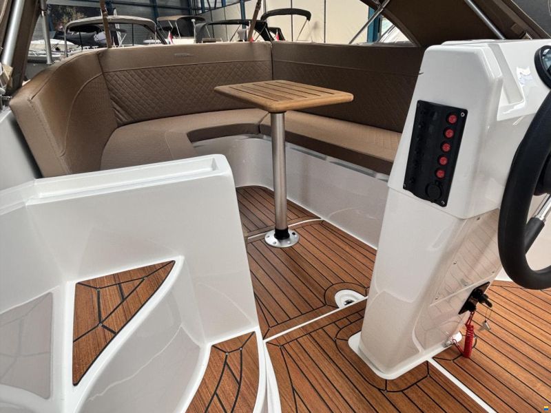 Topcraft 565 Tender