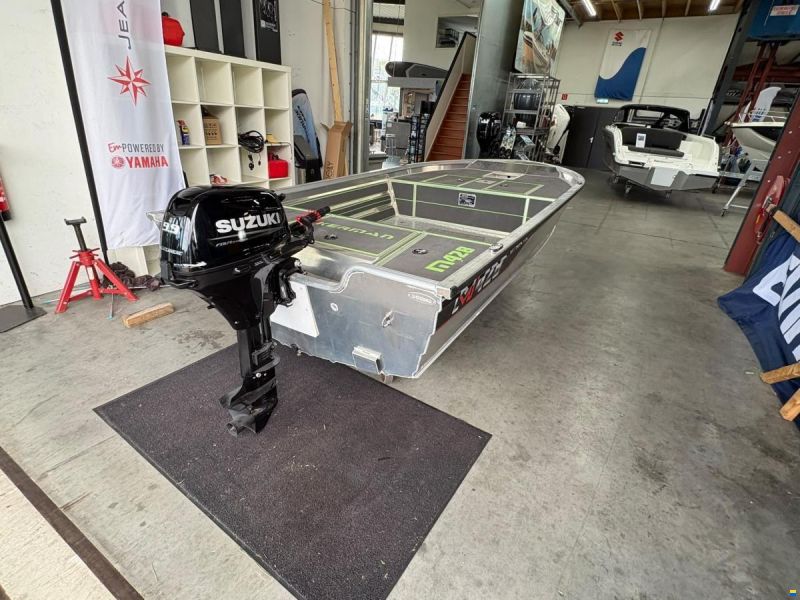 Kerman M428 met demo Suzuki motor uit 20