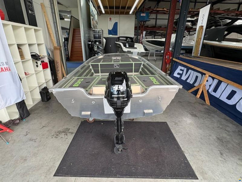 Kerman M428 met demo Suzuki motor uit 20