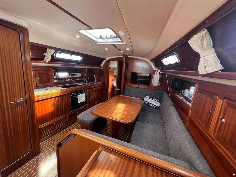Bavaria 37