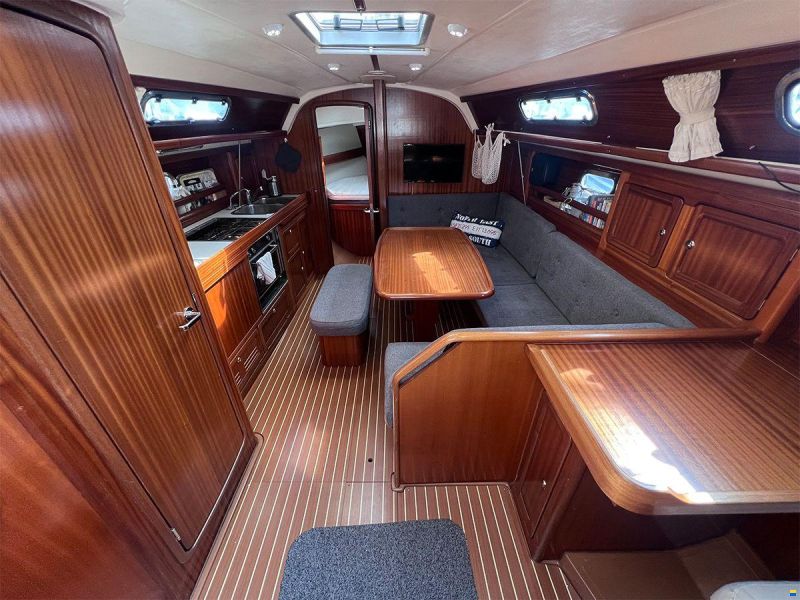 Bavaria 37