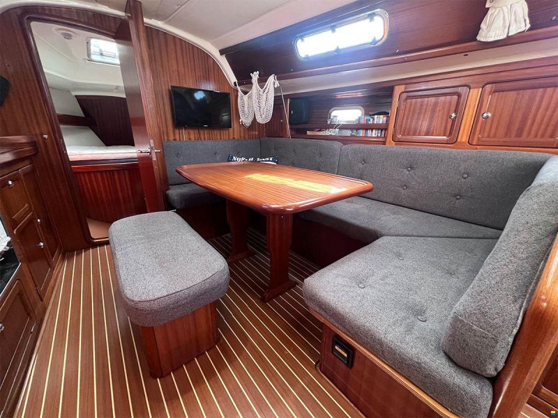 Bavaria 37