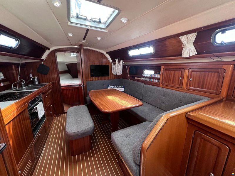 Bavaria 37