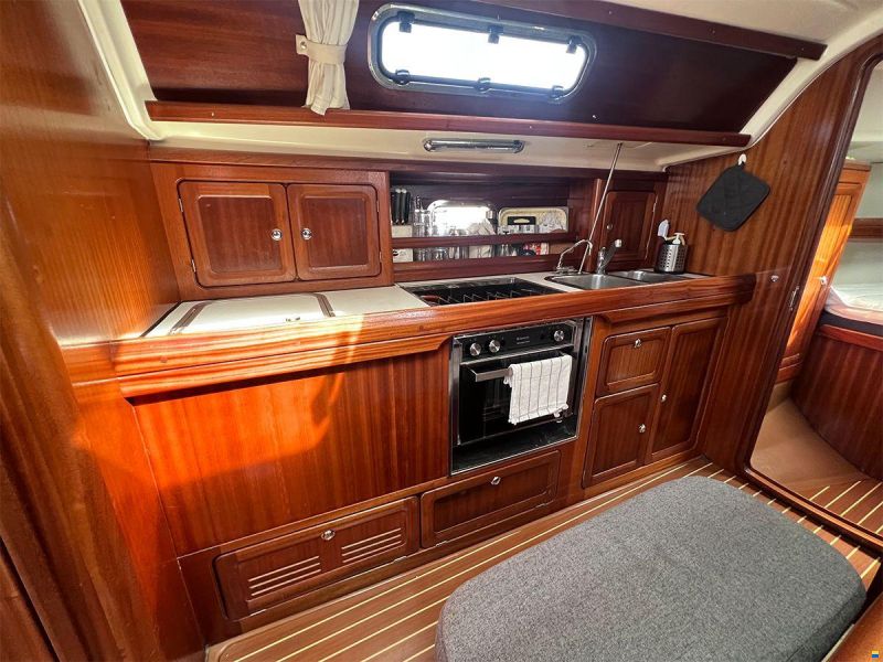 Bavaria 37