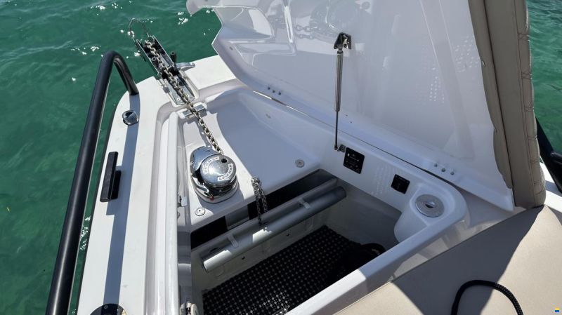 Axopar 37 Cross Cabin