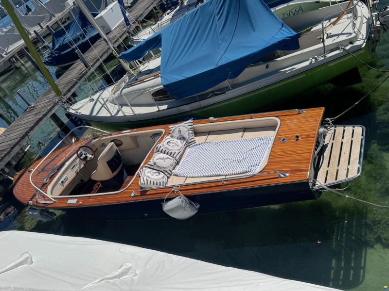 Marian Luxus-Elektroboot mit Mahagoni-Deck
