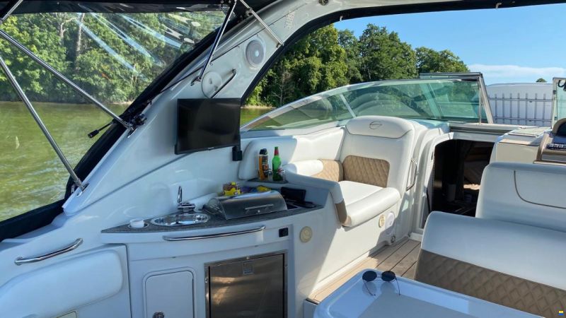 Crownline 330