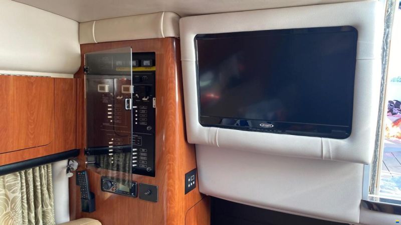 Crownline 330