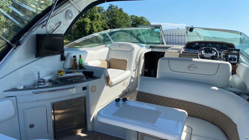 Crownline 330