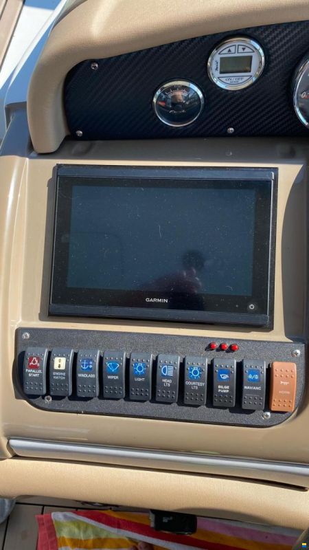 Crownline 330