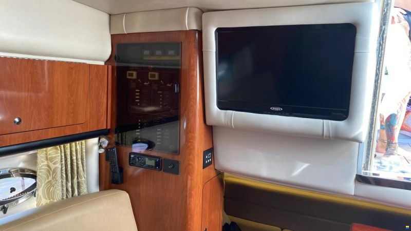 Crownline 330