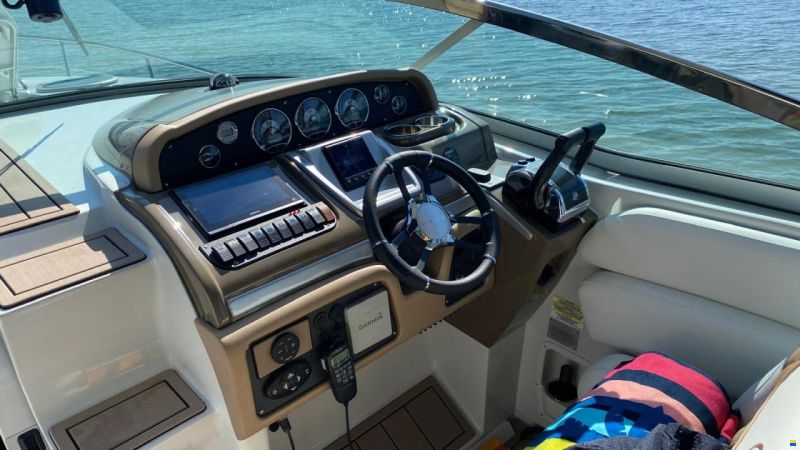 Crownline 330