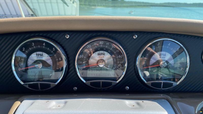 Crownline 330