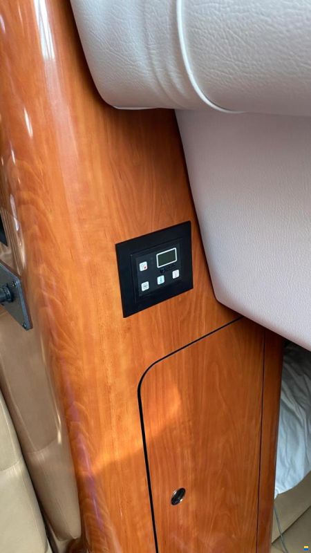 Crownline 330