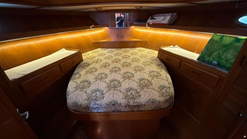 Edership 37 AFT CABIN