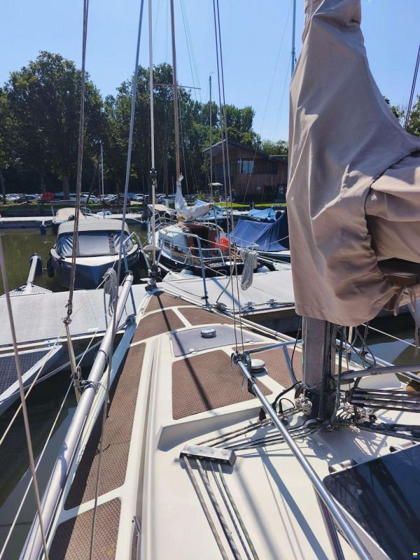 Bavaria 890