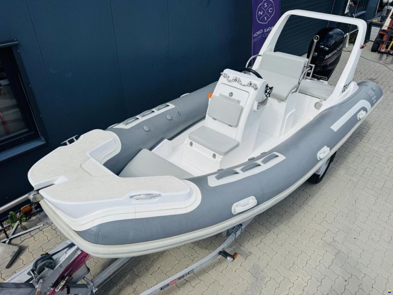Liya 520 Rib Center Console