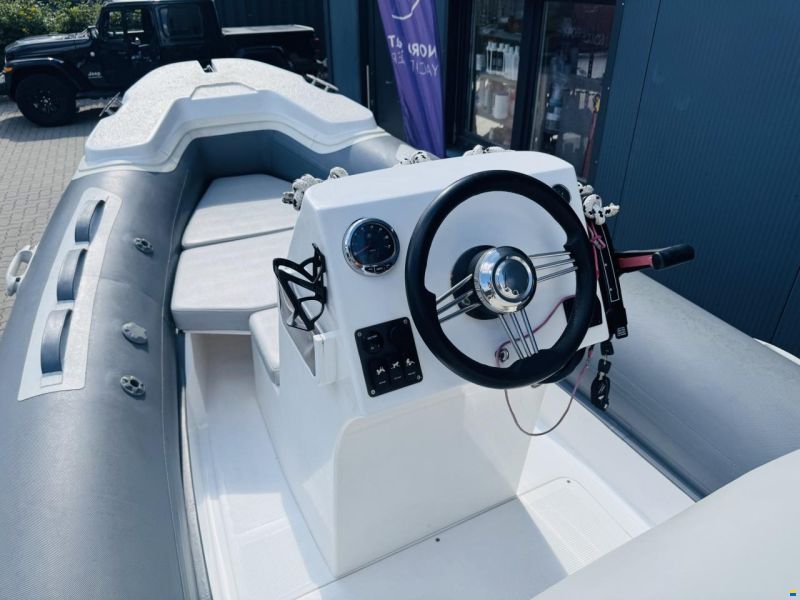 Liya 520 Rib Center Console