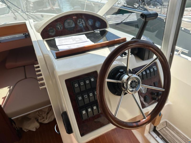 Aquador 25 Cabin