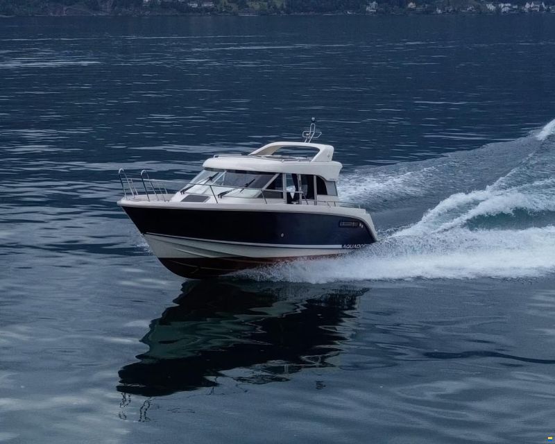 Aquador 25 Cabin