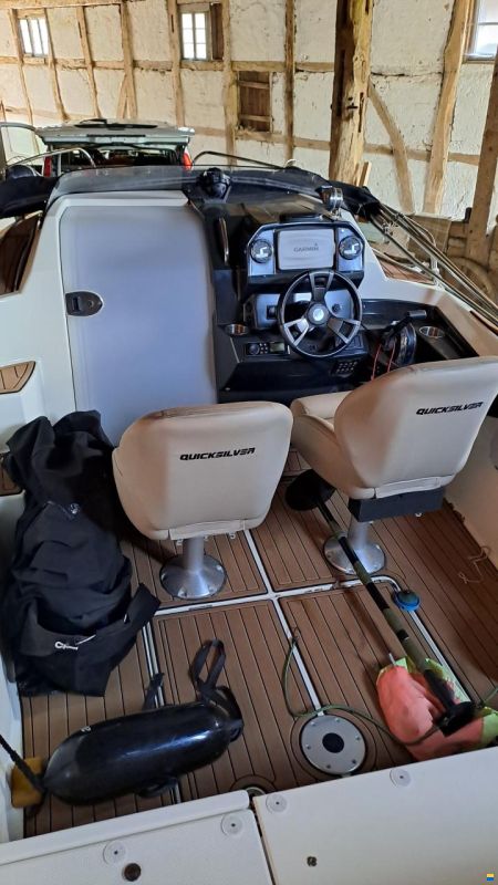 Quicksilver 555 Cabin