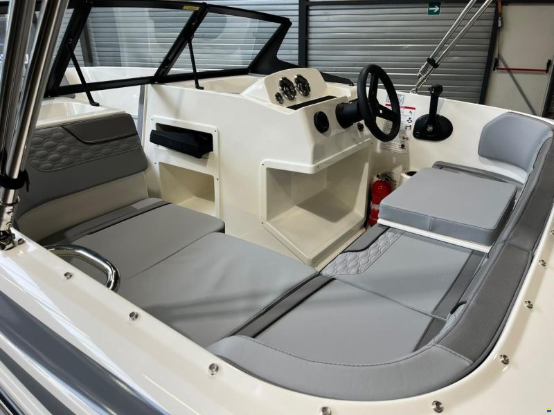 Bayliner M17 - white - engine to choose