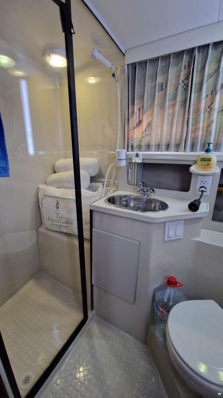 Carver 33 Aft Cabin
