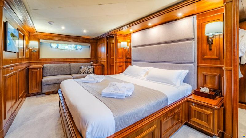 Ferretti Custom Line Navetta 30