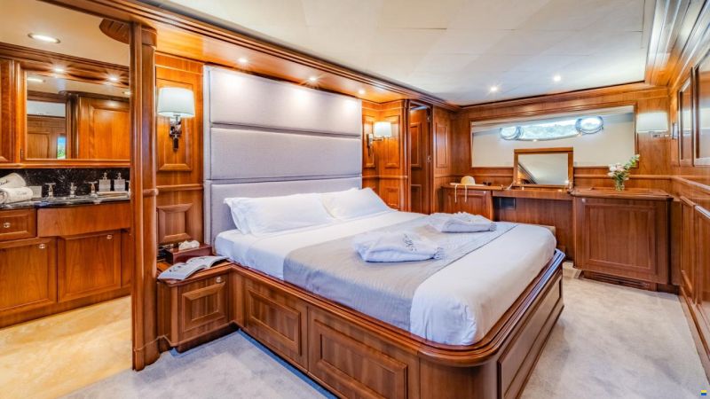 Ferretti Custom Line Navetta 30